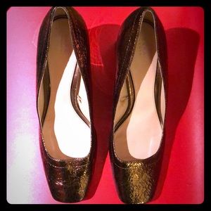 Shiny, metallic bronze, golden block heel shoes.
